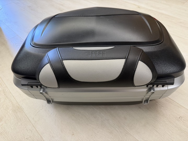 GIVI V56NN 後箱 56公升 + E111 後靠背