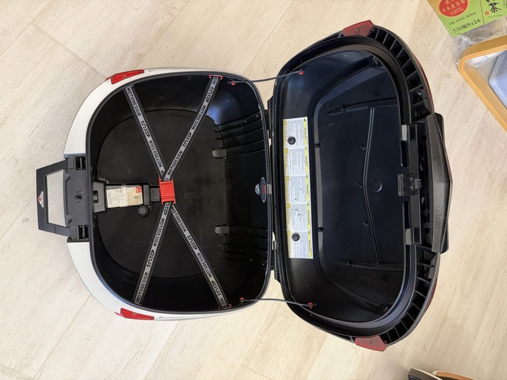 GIVI V56NN 後箱 56公升 + E111 後靠背