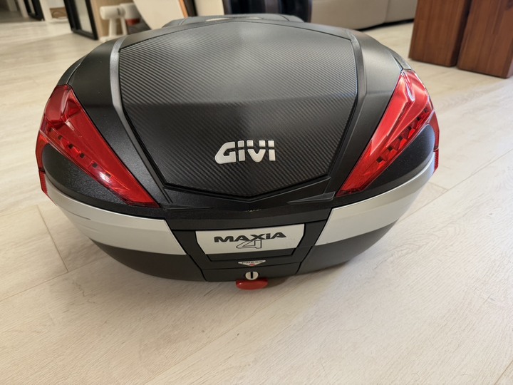 GIVI V56NN 後箱 56公升 + E111 後靠背