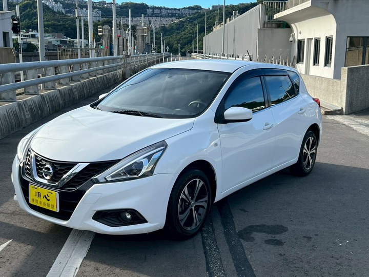 2018 tiida 只跑5萬 原鈑件