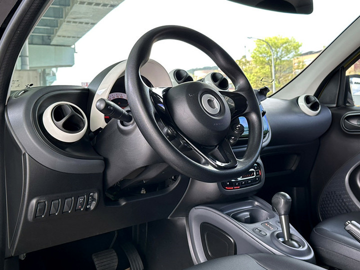 Smart Forfour 2018款 66kW Pure 黃黑