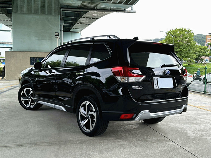Subaru Forester 2023款 2.0 i-S EyeSight 稀有黑色