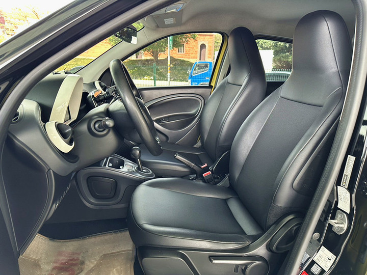 Smart Forfour 2018款 66kW Pure 黃黑
