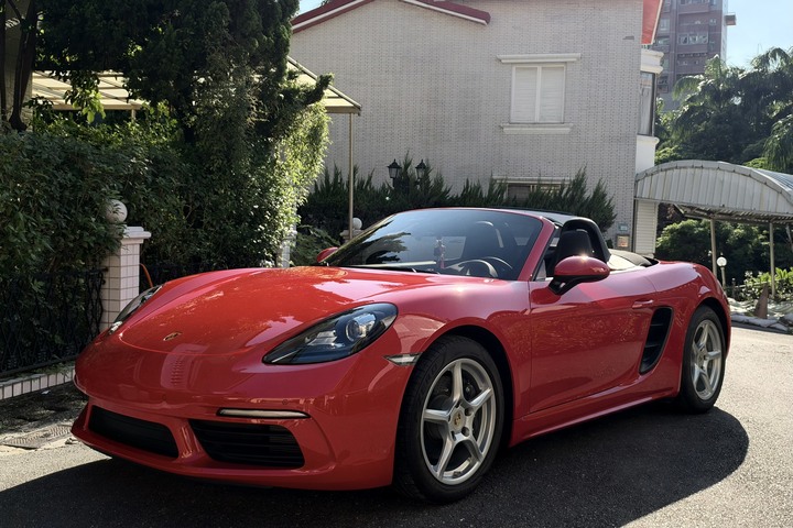 正2025 Porsche 718 Boxster