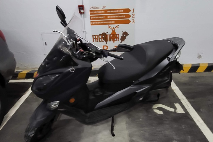 AEON 300i 少騎，里程剛過10500，全放地下室，全車無改。