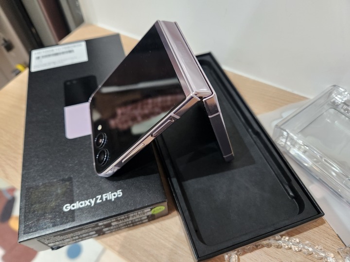 外觀新Samsung Galaxy Z Filp5 256G加贈3張保貼+2個外殼歡迎面交