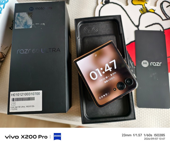 機況佳保固中Motorola razr 60 ultra 棕 16+512G限定原木外殼+棕色+玫瑰金歡迎面交