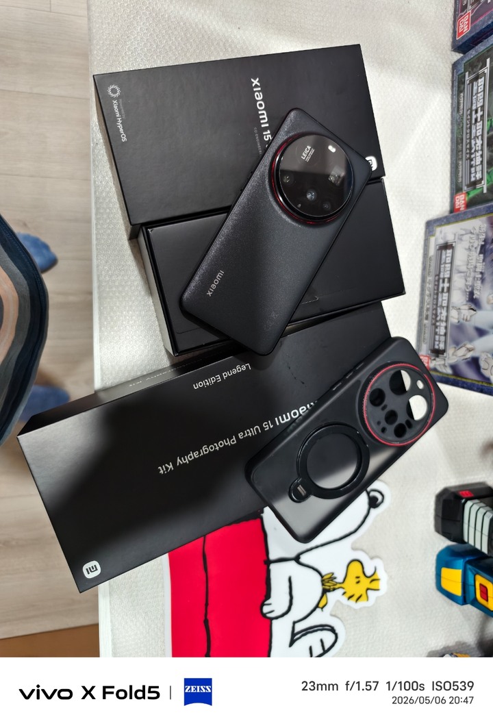 幾乎全新有保固台版 Xiaomi 15 Ultra 5G 6.73吋16G/512G+專業攝影套件歡迎面交
