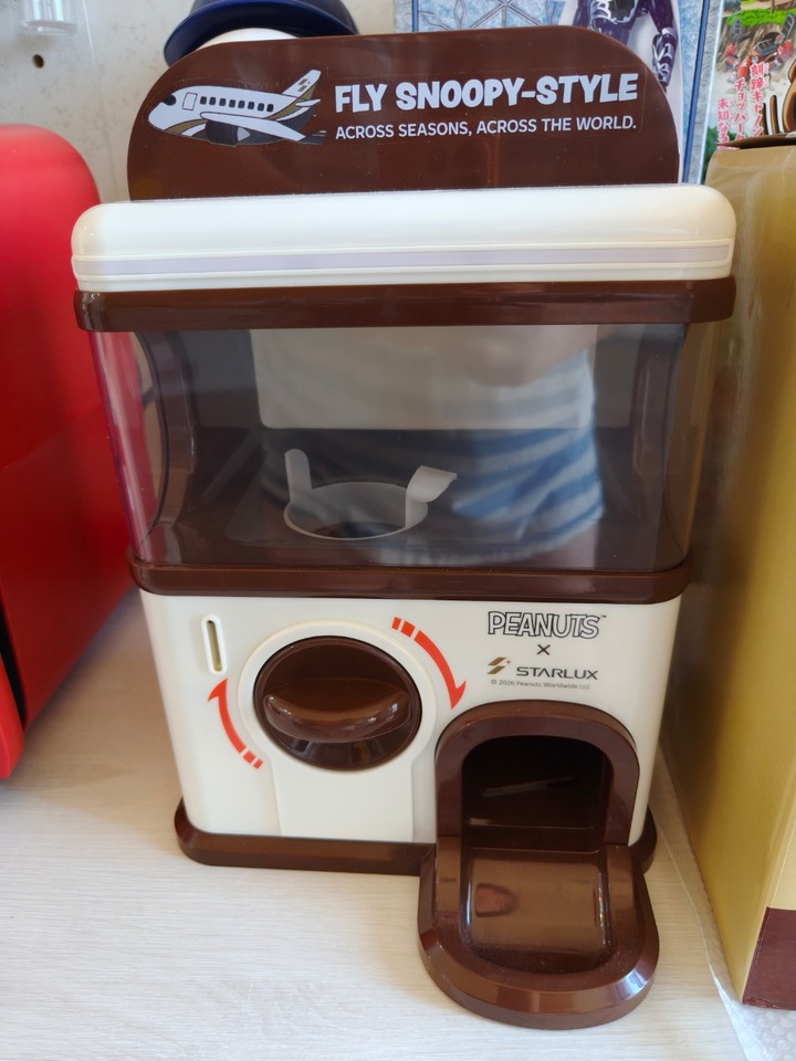 7-ELEVEN 聯手星宇航空（STARLUX Airlines）「PEANUTS 史努比 x 星宇航空環遊四季」限量聯名扭蛋機組+史努比提帶歡迎面交