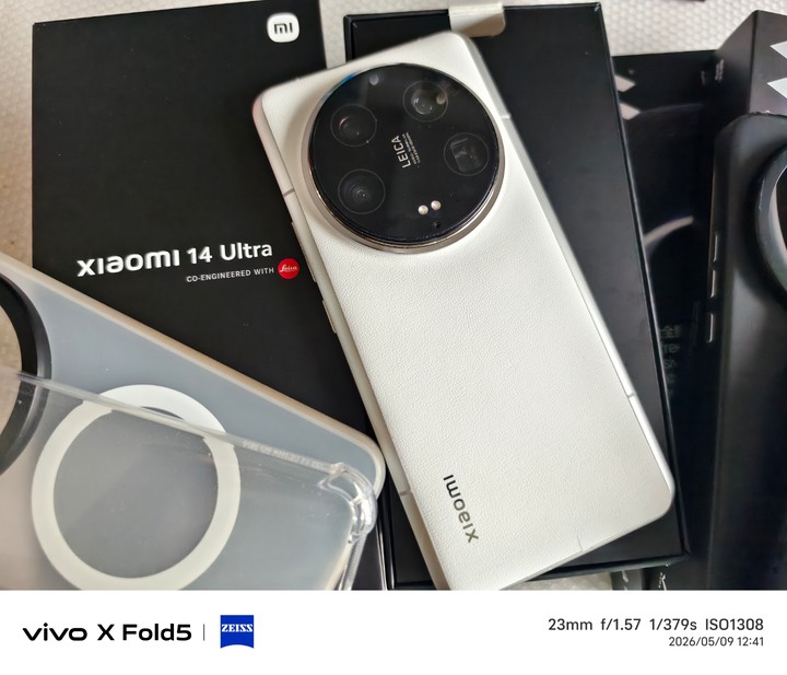 外觀幾乎全新台版 Xiaomi 14 Ultra 16G/512G+專業攝影套件加贈5個皮套與2張保護貼歡迎面交