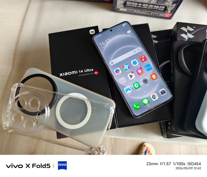 外觀幾乎全新台版 Xiaomi 14 Ultra 16G/512G+專業攝影套件加贈5個皮套與2張保護貼歡迎面交