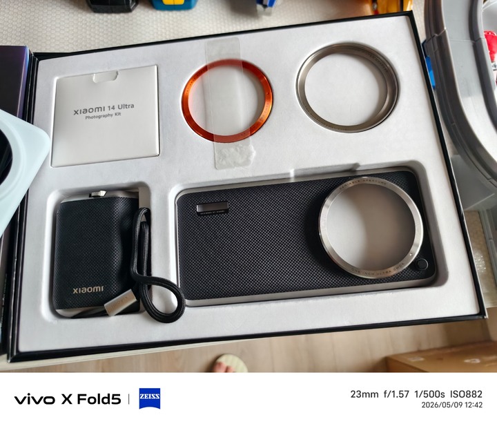 外觀幾乎全新台版 Xiaomi 14 Ultra 16G/512G+專業攝影套件加贈5個皮套與2張保護貼歡迎面交