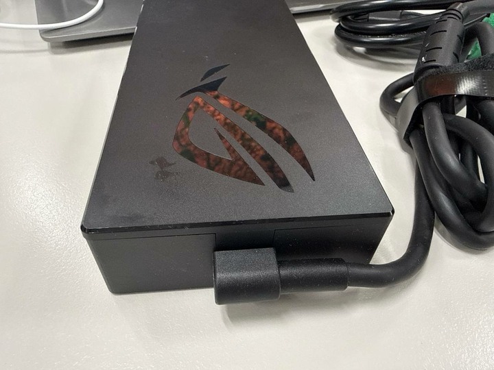 【極新美品】ASUS 華碩原廠 380W ROG 電競變壓器 (A24-380P1A)｜新款方頭／20V 19A／2026.04購入