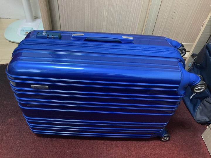 American Tourister 22吋可擴充行李箱