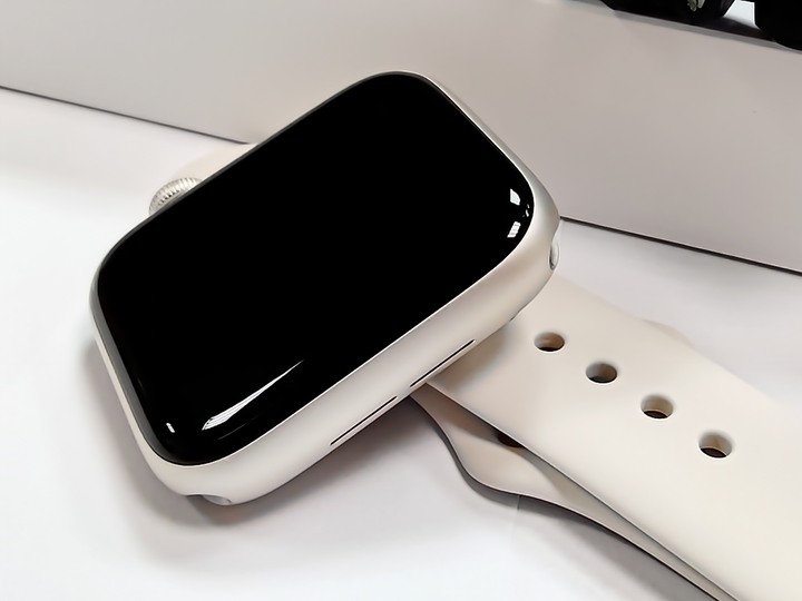 金蘋果! Apple Watch SE3 GPS 金色 44mm 原廠星光色運動錶帶，盒裝配件完整無傷如新