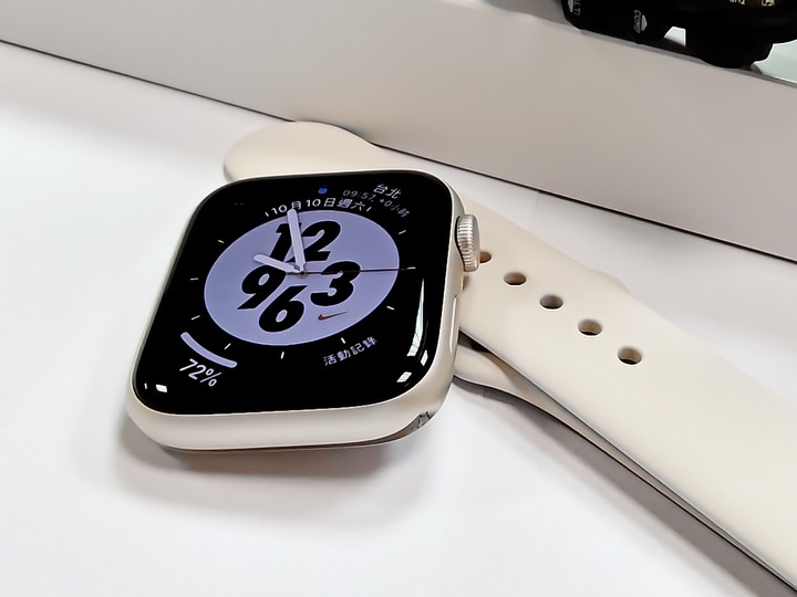 金蘋果! Apple Watch SE3 GPS 金色 44mm 原廠星光色運動錶帶，盒裝配件完整無傷如新