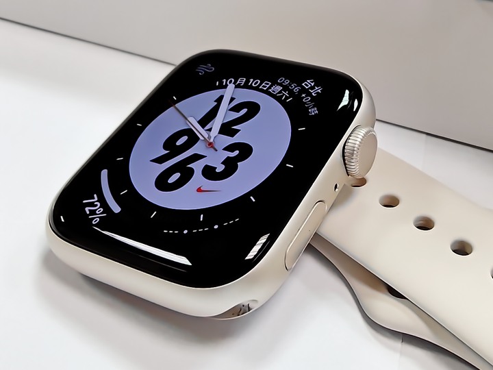 金蘋果! Apple Watch SE3 GPS 金色 44mm 原廠星光色運動錶帶，盒裝配件完整無傷如新