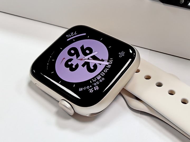 金蘋果! Apple Watch SE3 GPS 金色 44mm 原廠星光色運動錶帶，盒裝配件完整無傷如新