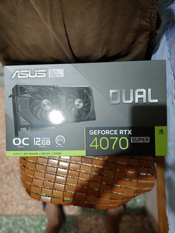 Asus DUAL-RTX4070S-O12G。物品在基隆唷！