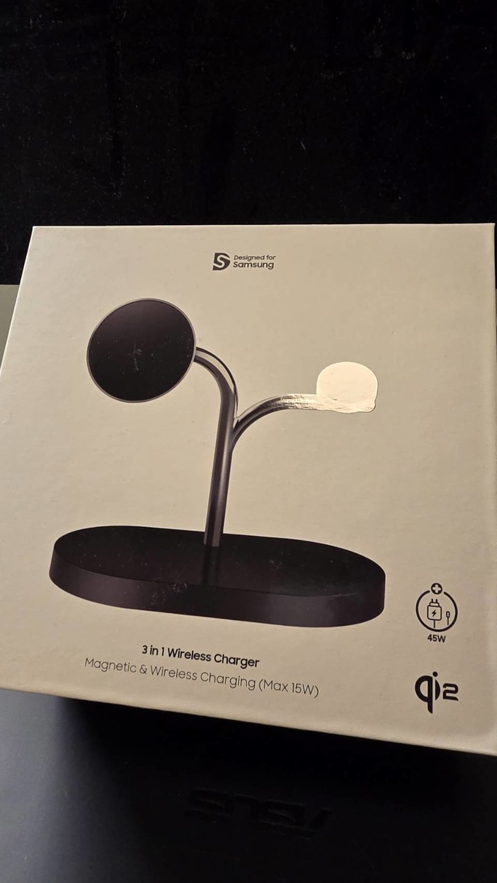 3 合 1 無線充電器 ( 需搭配磁吸保護殼 )