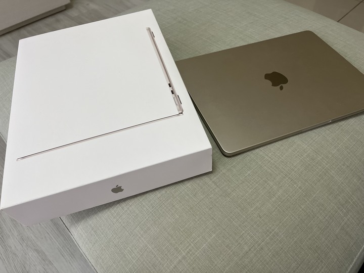 Macbook air 13 M3 256g 8g 星光金