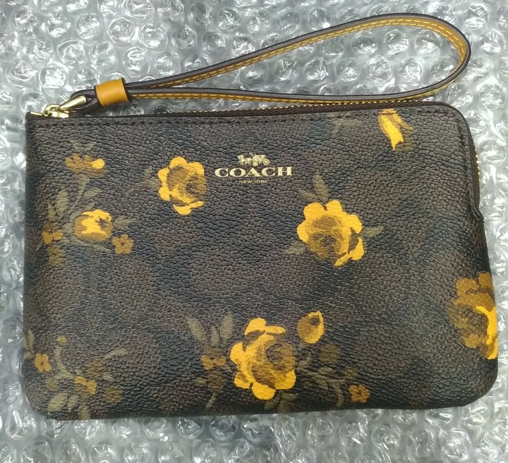 COACH 滿版老花小黃花小手拿 深咖