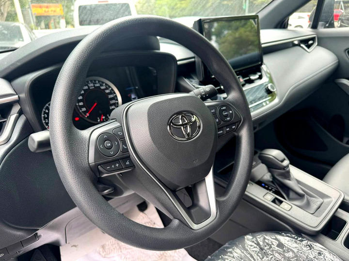 全新領牌車未開封2026年TOYOTA CROSS 1.8L．汽油豪華版．新車里程５公里．全程托運到店．可全額貸