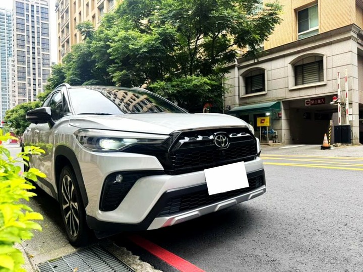 2023年TOYOTA CROSS CC頂級GR油電版．里程3萬多公里．原廠保養．選配．電動椅．電尾門．LED頭燈