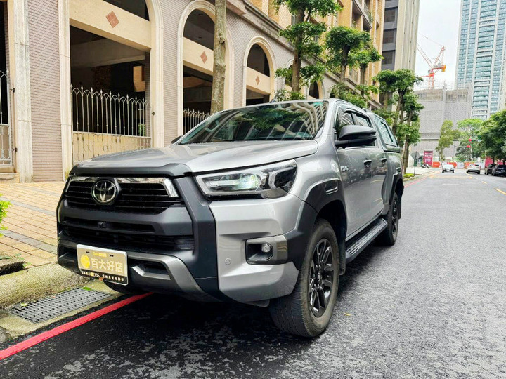 日系硬漢．制霸全地形．2021年Toyota Hilux 2.8D．4WD．超大置物箱 ．環景．只跑２萬多公里．全車原鈑