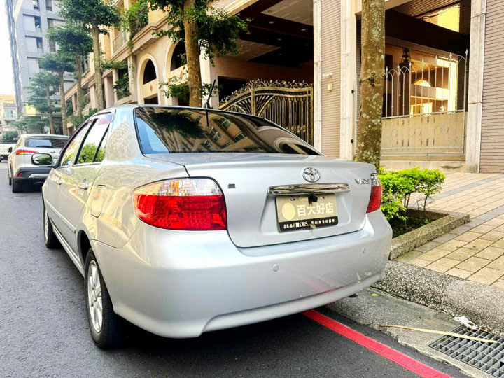 2011年型TOYOTA VIOS 1.5L E版．自用車庫車．里程13萬公里．前車主愛護極佳．車況極優．便宜代步車