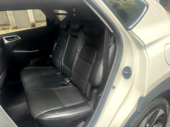 2017年Hyundai Tucson 2.0L．休旅車外型極具歐爸時尚感．頂級尊貴版．免鑰匙啟動．全景天窗．六安．倒車顯影
