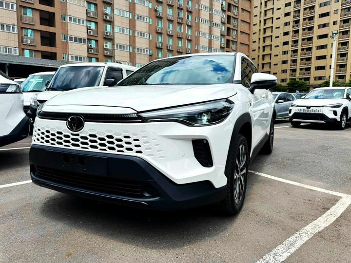 2026年TOYOTA CROSS 1.8L．最頂級60週年影音版本．新車102.3萬．現折23.3萬給你．物超所值．超級大滿配．原廠保固中