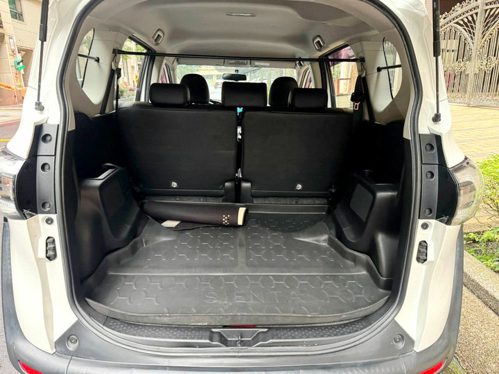 2019年Toyota Sienta 1.8L．頂級五人座．單側邊電動滑門．里程8萬公里．里程保證．原鈑件．附認證書