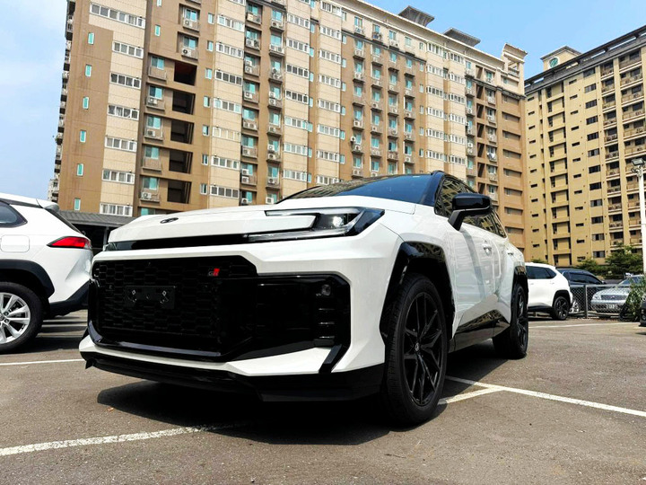 全新車未開封2026年Toyota RAV4 2.5L油電版 GR Sport 4WD．新車里程９公里．原廠保固中．全程托運到店