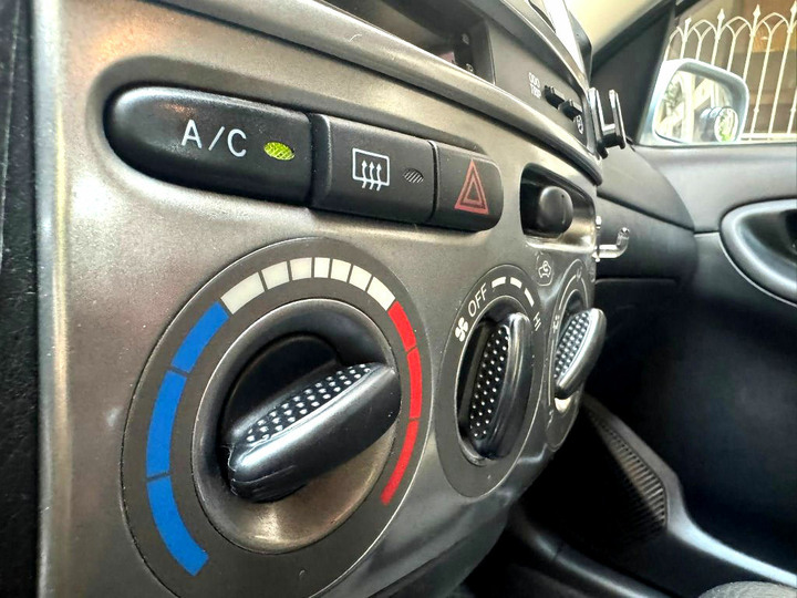 2011年型TOYOTA VIOS 1.5L E版．自用車庫車．里程13萬公里．前車主愛護極佳．車況極優．便宜代步車
