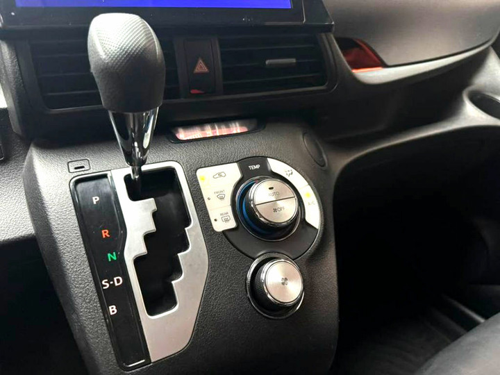 2019年Toyota Sienta 1.8L．頂級五人座．單側邊電動滑門．里程8萬公里．里程保證．原鈑件．附認證書