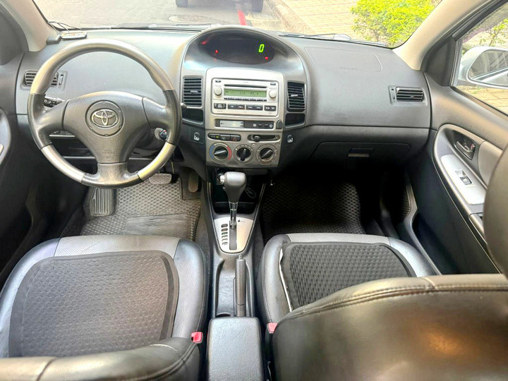 2011年型TOYOTA VIOS 1.5L E版．自用車庫車．里程13萬公里．前車主愛護極佳．車況極優．便宜代步車