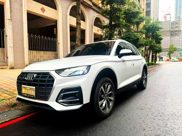 小改款2023年型輕油電休旅AUDI A5 2.0L Q5．一手自用車庫車．里程只跑4萬多公里．原廠保固中．車況超優