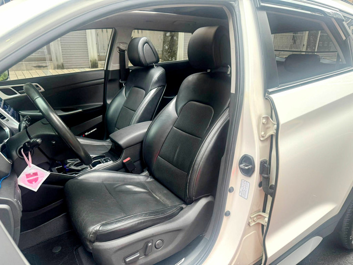 2017年Hyundai Tucson 2.0L．休旅車外型極具歐爸時尚感．頂級尊貴版．免鑰匙啟動．全景天窗．六安．倒車顯影