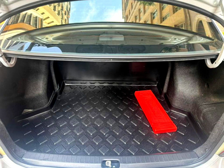 2011年型TOYOTA VIOS 1.5L E版．自用車庫車．里程13萬公里．前車主愛護極佳．車況極優．便宜代步車
