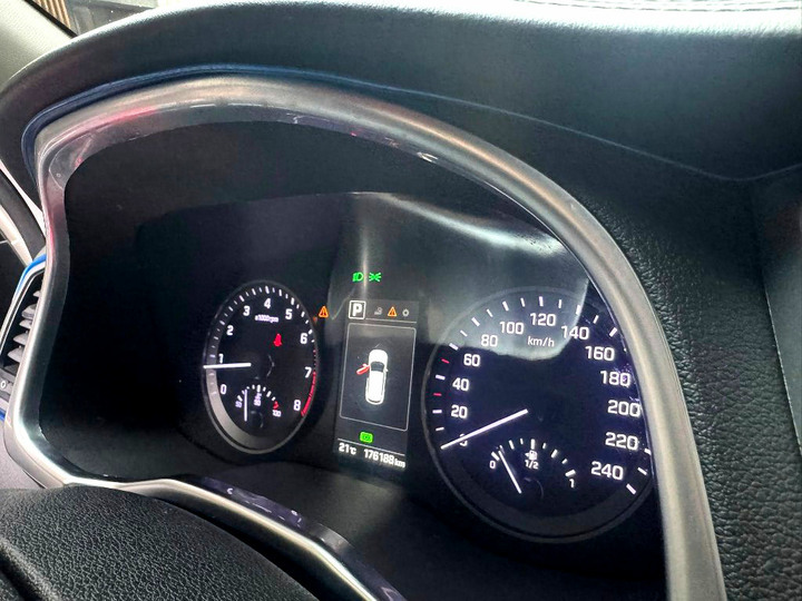 2017年Hyundai Tucson 2.0L．休旅車外型極具歐爸時尚感．頂級尊貴版．免鑰匙啟動．全景天窗．六安．倒車顯影