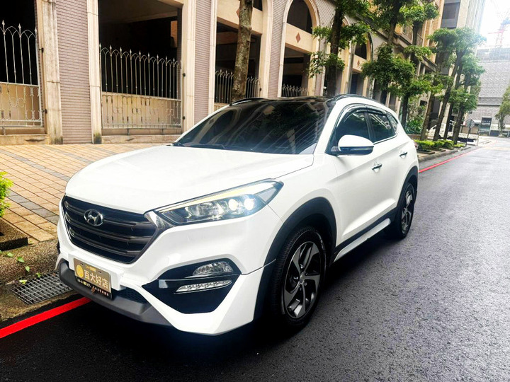 2017年Hyundai Tucson 2.0L．休旅車外型極具歐爸時尚感．頂級尊貴版．免鑰匙啟動．全景天窗．六安．倒車顯影