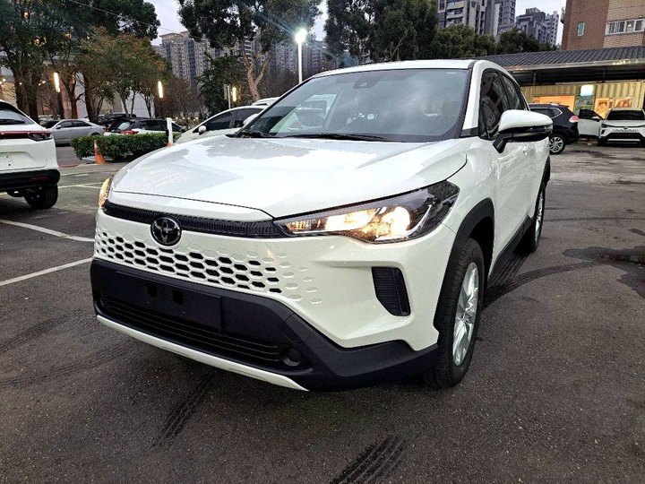 實車實價．全新車未開封2025年TOYOTA CROSS 1.8L．新車79萬9汽油豪華版．新車里程3公里．全程托運到店．下殺促銷