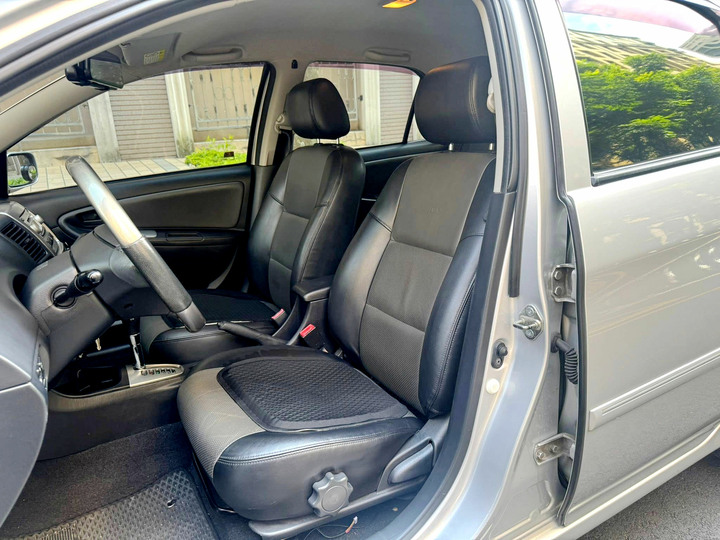 2011年型TOYOTA VIOS 1.5L E版．自用車庫車．里程13萬公里．前車主愛護極佳．車況極優．便宜代步車