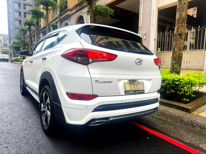 2017年Hyundai Tucson 2.0L．休旅車外型極具歐爸時尚感．頂級尊貴版．免鑰匙啟動．全景天窗．六安．倒車顯影
