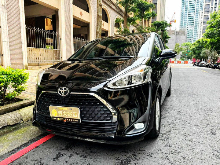 實車實價．2022年Toyota Sienta 1.8L 頂級七人座．盲點．雙電動滑門．里程3萬多公里．原廠保養．原鈑件
