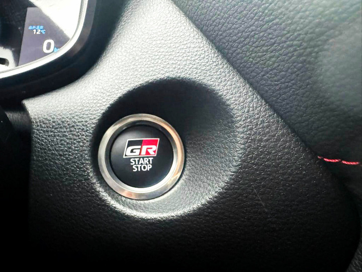 全新車未開封2026年TOYOTA CROSS GR汽油SPORT版本．新車里程3公里．全程托運到店．保證未上路．原廠保固中．新車原價91.5萬．下殺優惠