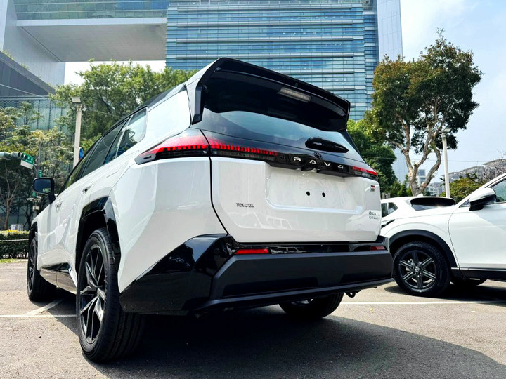 全新車未開封2026年Toyota RAV4 2.5L油電版 GR Sport 4WD．新車里程９公里．原廠保固中．全程托運到店