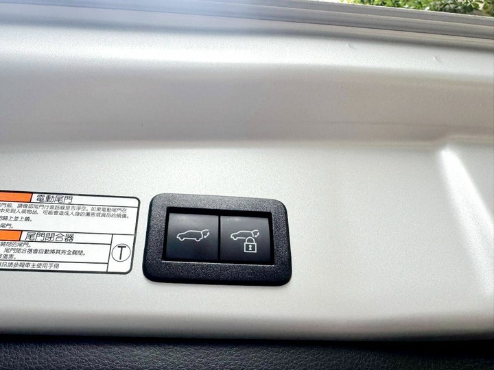 2023年TOYOTA CROSS CC頂級GR油電版．里程3萬多公里．原廠保養．選配．電動椅．電尾門．LED頭燈