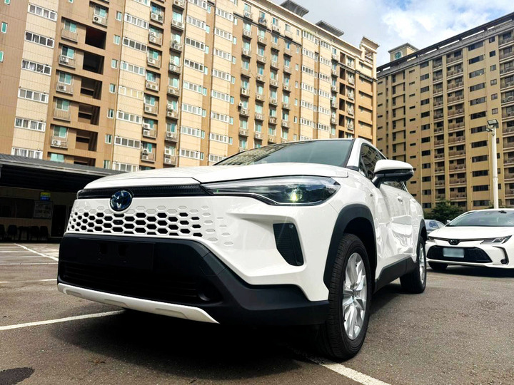 全新車未開封2026年TOYOTA CROSS 油電豪華特選+．原價87.9萬．現折9.5萬．新車里程4公里．原廠保固中